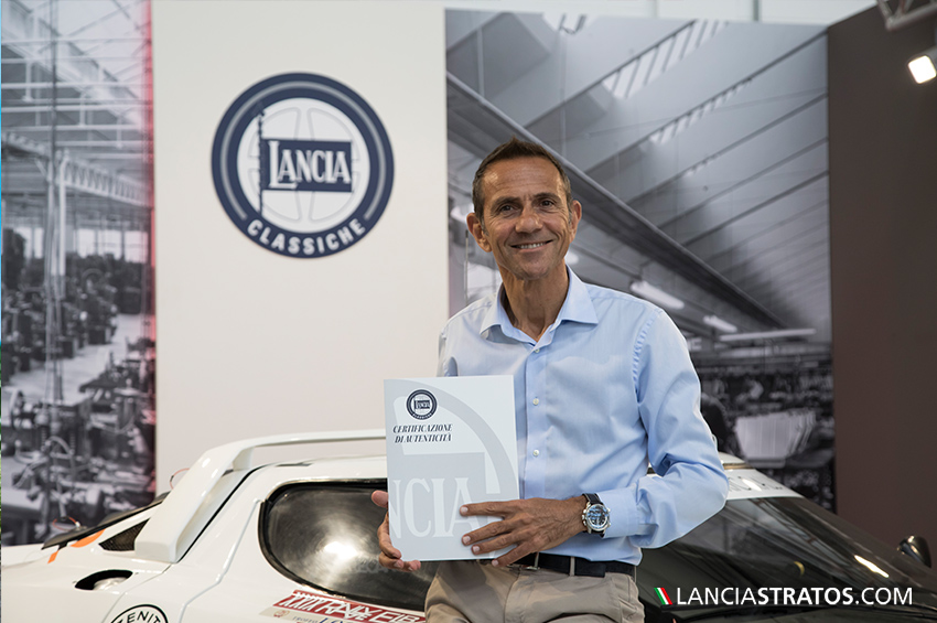 Erik Comas mostra la Certificazione d'Autenticità FCA Heritage per la Lancia Stratos