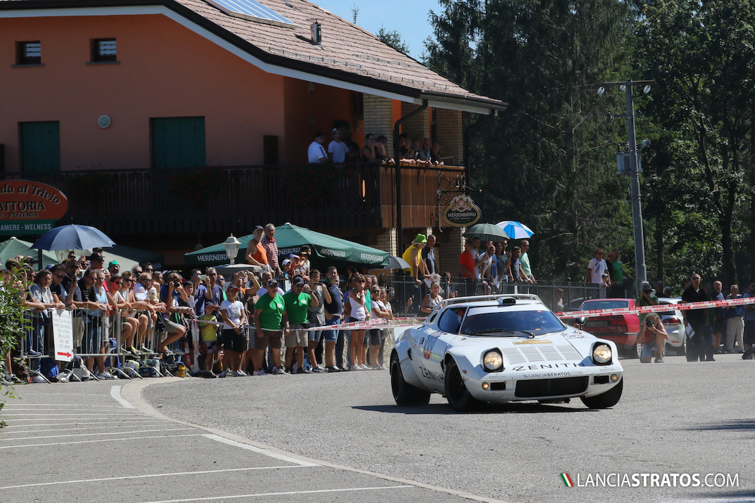 Lancia Stratos with public in the race