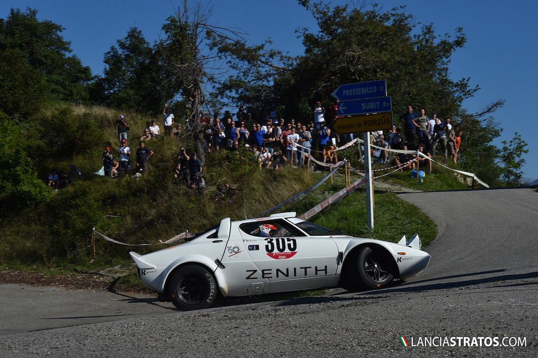 Lancia Stratos courbé pendant la course